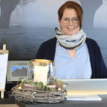 Elisabeth Billion an der Rezeption Elisabeth Billion an der Rezeption