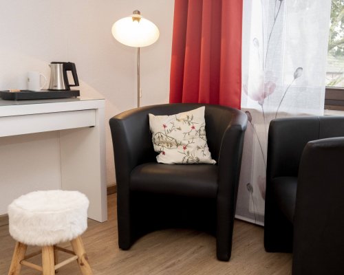 Sessel im Doppelzimmer in rot